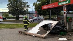 Der Lenker des Wagens wurde verletzt.