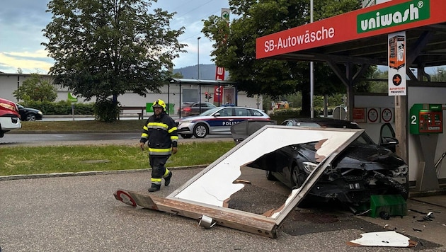 Der Lenker des Wagens wurde verletzt.