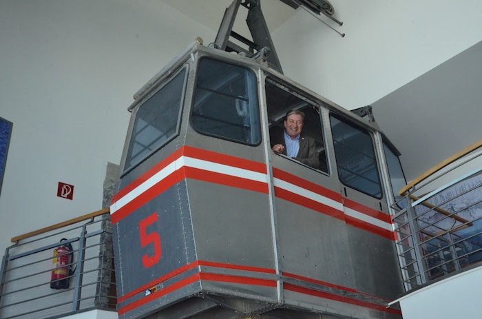 Franz Dengg in der Originalkabine Nr. 5, die in der ehemaligen Gondel-Einfahrthalle schwebt.