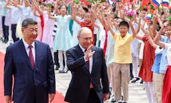 Chinas Präsident Xi Jinping und Kremlchef Wladimir Putin schreiten den roten Teppich vor der ...