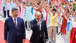 Chinas Präsident Xi Jinping und Kremlchef Wladimir Putin schreiten den roten Teppich vor der ...