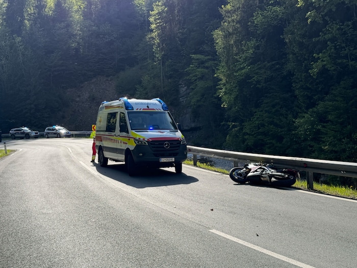 Aufgrund des Unfalls war die B172 30 Minuten gesperrt.