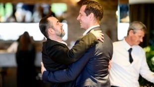 Die Medienmanager Pig und König in einer innigen Umarmung