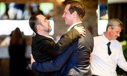Die Medienmanager Pig und König in einer innigen Umarmung