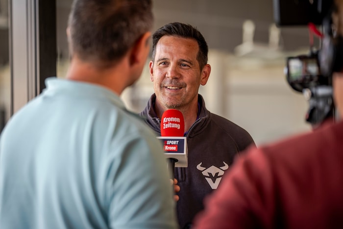 Auch Vikings-Headcoach Chris Calaycay wird regelmäßig zu sehen und zu hören sein.