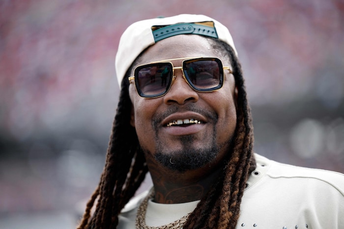 NFL-Legende Marshawn Lynch nimmt am Samstag den Münzwurf vor.