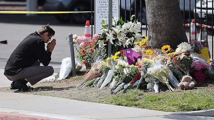 Gebete und Blumen für die Opfer des blutigen Angriffs auf das islamische Zentrum in San Diego