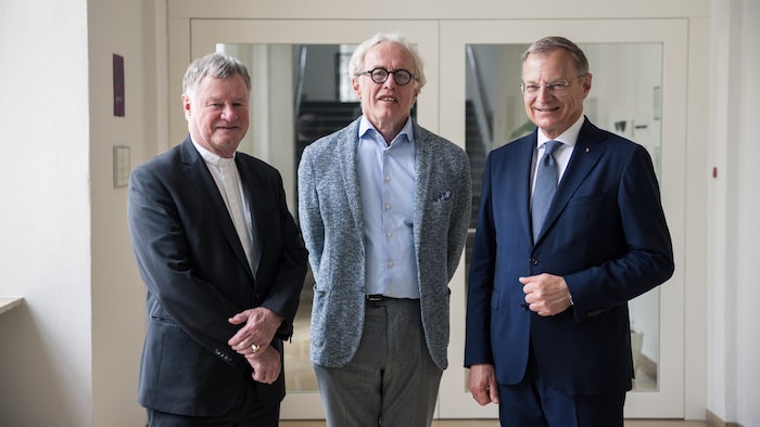 Bischof Manfred Schauer (li.), Organist und Dirigent Martin Haselböck, Landeshauptmann Thomas ...
