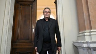 Egisto Ott vor dem Großen Schwurgerichtssaal im Wiener Landesgericht.