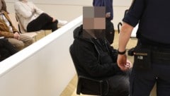 Weil der Betroffene psychisch krank ist, wird er in einem Forensisch Therapeutischen Zentrum ...