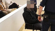 Weil der Betroffene psychisch krank ist, wird er in einem Forensisch Therapeutischen Zentrum ...