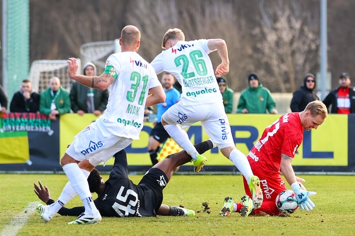 Matthias Maak (l.) und Lukas Ibertsberger (r.) sollen auch in der neuen Saison in der Abwehr ...