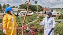 Medizinische Einsatzkräfte vor einer Ebola-Behandlungsstation im Kongo