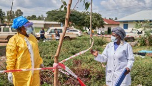 Medizinische Einsatzkräfte vor einer Ebola-Behandlungsstation im Kongo