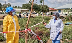 Medizinische Einsatzkräfte vor einer Ebola-Behandlungsstation im Kongo
