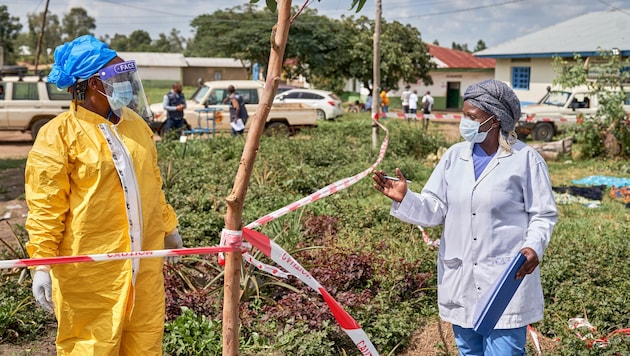 Medizinische Einsatzkräfte vor einer Ebola-Behandlungsstation im Kongo