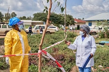 Medizinische Einsatzkräfte vor einer Ebola-Behandlungsstation im Kongo