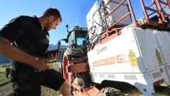 Landwirtschaft im 21. Jahrhundert: Andreas Norz mit Tablet und Lasertraktor.
