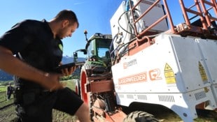 Landwirtschaft im 21. Jahrhundert: Andreas Norz mit Tablet und Lasertraktor.