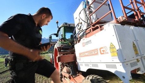 Landwirtschaft im 21. Jahrhundert: Andreas Norz mit Tablet und Lasertraktor.