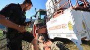 Landwirtschaft im 21. Jahrhundert: Andreas Norz mit Tablet und Lasertraktor.