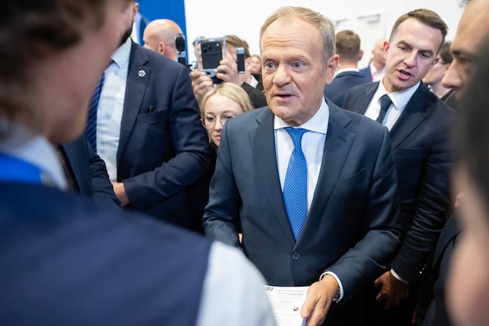 Polens Premier Donald Tusk und sein Sprecher Adam Szlapka (re. hinten)