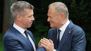 Polens Regierungschef Donald Tusk ist sichtlich erfreut, dass sein ungarisches Gegenüber nicht ...