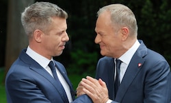 Polens Regierungschef Donald Tusk ist sichtlich erfreut, dass sein ungarisches Gegenüber nicht ...