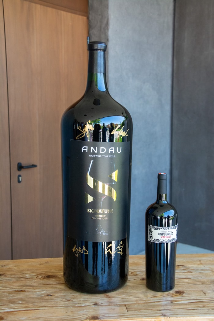 Die 18-Liter-Flasche neben einer „normalen“ Magnumflasche mit 1,5 Liter, die dagegen winzig ...
