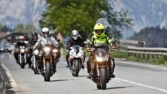 Land und Bund unterstützen eine Initiative, die Tirols Pässe für Motorradfahrer bewirbt. Die ...
