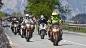 Land und Bund unterstützen eine Initiative, die Tirols Pässe für Motorradfahrer bewirbt. Die ...
