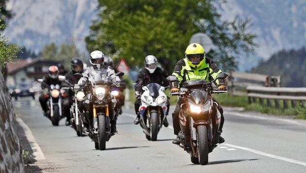 Land und Bund unterstützen eine Initiative, die Tirols Pässe für Motorradfahrer bewirbt. Die ...