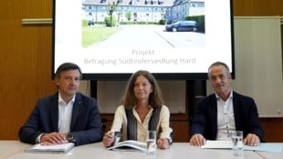 Hards Bürgermeister Martin Staudinger, Heidi Lorenzi und Hans-Peter Lorenz bei der Vorstellung ...