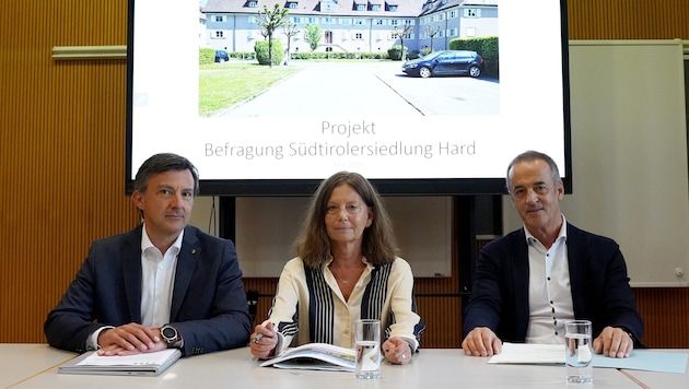 Hards Bürgermeister Martin Staudinger, Heidi Lorenzi und Hans-Peter Lorenz bei der Vorstellung ...