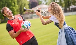 Trikot &amp; Stadion versus Trompeten, Tracht &amp; Musikschule