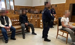 Den Verhandlungssaal kennen die drei Jugendlichen bereits gut.