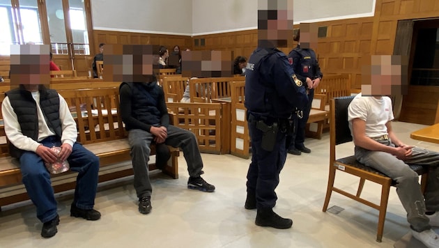 Den Verhandlungssaal kennen die drei Jugendlichen bereits gut.