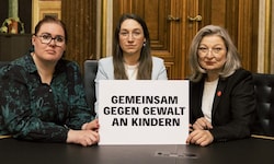 Vertreterinnen der drei Regierungsparteien stellen sich gemeinsam gegen Gewalt an Kindern – ...