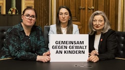 Vertreterinnen der drei Regierungsparteien stellen sich gemeinsam gegen Gewalt an Kindern – ...