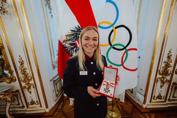 Ariane Rädler mit dem Goldenen Ehrenzeichen für Verdienste um die Republik Österreich.