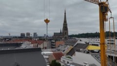 Drei Tonnen schwer, wurde der Brunnen per Kran in den Innenhof der Sparkasse „geflogen“.