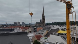 Drei Tonnen schwer, wurde der Brunnen per Kran in den Innenhof der Sparkasse „geflogen“.