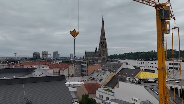 Drei Tonnen schwer, wurde der Brunnen per Kran in den Innenhof der Sparkasse „geflogen“.