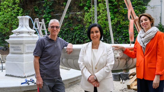 Sichtlich glücklich: Sparkassen-Generaldirektorin Stefanie Christina Huber (mi.) mit Restaurator ...