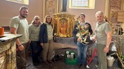 Das Team bei den Restaurierungsarbeiten mit Pfarrgemeinderat Albert Wutscher. 