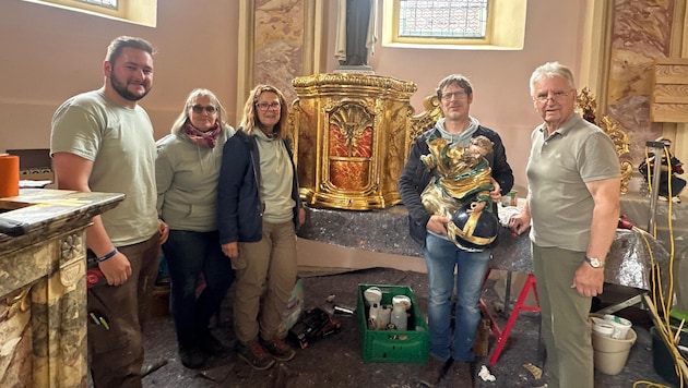 Das Team bei den Restaurierungsarbeiten mit Pfarrgemeinderat Albert Wutscher.