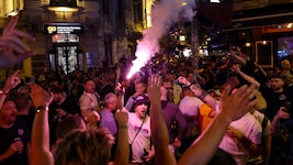 Die totale Fußball-Euphorie in Istanbul! Die Anhänger von Aston Villa stellten die türkische ...