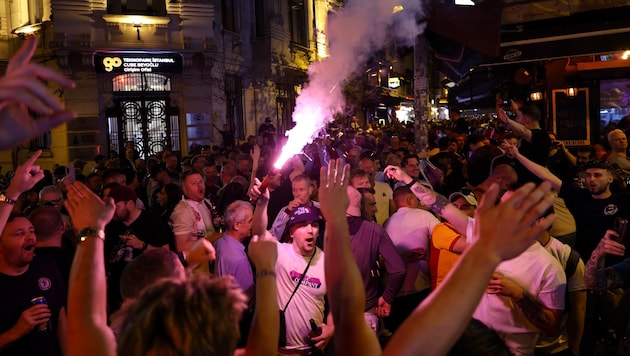Die totale Fußball-Euphorie in Istanbul! Die Anhänger von Aston Villa stellten die türkische ...