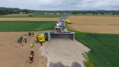 Der Fahrer des Lkw, der sich über die Fahrbahn legte, wurde schwer verletzt.