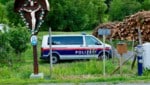 Der Tatort wurde bereits bei der Einfahrt zum Bauernhof abgeriegelt.